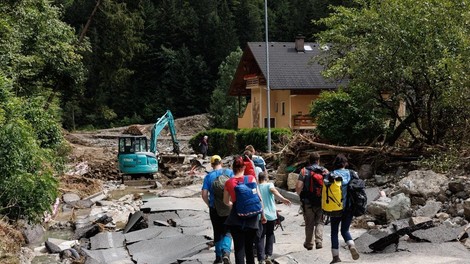 Nazaj v šolske klopi: bo pouk stekel tudi v poškodovanih šolah?