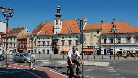 Maribor: po trčenju odpeljal s kraja nesreča, kolesarka hudo poškodovana obležala na tleh