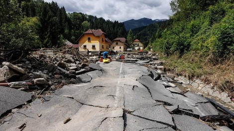 Krčenje proračuna: nekateri se bodo morali odpovedati delu sredstev, ki bodo šla za pomoč ob poplavah