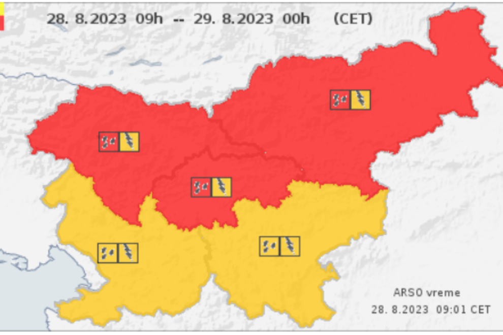Pozor, nevarnost pred besnečimi neurji vse večja: Arso izdal rdeče opozorilo