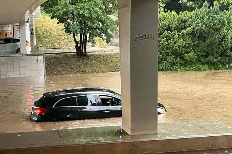 Voda spet grozi, grozljiv prizor tudi iz Ljubljane: poglejte, kako je potopljena cesta skoraj v središču prestolnice (FOTO) (foto: Bralec Sašo)