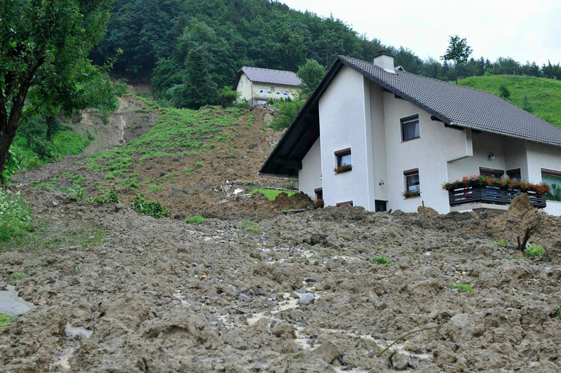 Pristojni svarijo prebivalce Strug, naj se zaradi nevarnosti nemudoma preselijo (foto: Bor Slana/Bobo)