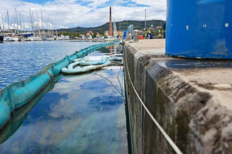 Onesnaženje v Izoli: na gladini morja so se pojavili oljni madeži (to se na tem območju ni zgodilo prvič) (foto: Bojan Kralj/STA)