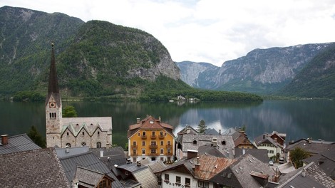 Vsega imajo dovolj: domačini želijo nagnati turiste, blokirali so jim celo razgled na Alpe