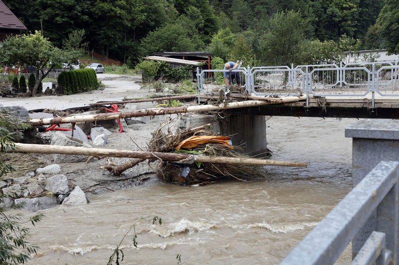 Korošci v skrbeh: težke kovine presegajo kritične vrednosti, razkrita zakopana ohišja akumulatorjev ... (foto: Bobo)