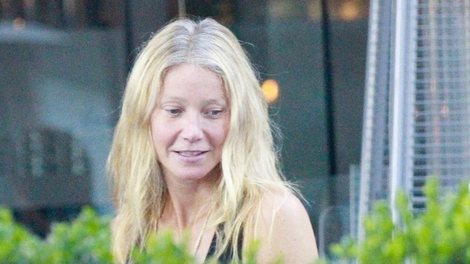 Poglejte, kako je videti sin Gwyneth Paltrow, paparaci so ju končno ujeli skupaj (FOTO)