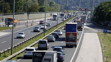 Na ljubljanski obvoznici zaradi nesreče oviran promet: na nekaterih odsekih nastaja gneča