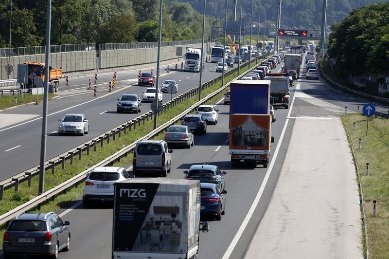 Pozor! Zaradi nesreče ohromljen promet proti Ljubljani (foto: Borut Živulović/Bobo)