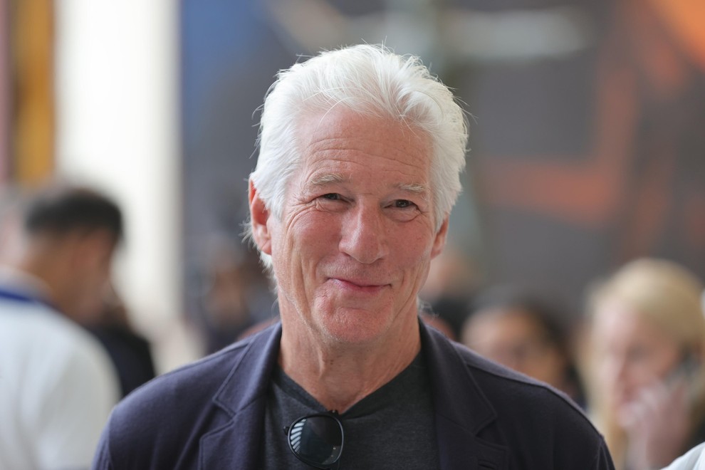 Svoj 74. rojstni dan danes praznuje hollywoodski igralec Richard Gere. Zaslovel je z nastopi v hollywoodskih uspešnicah, kot so Častnik …