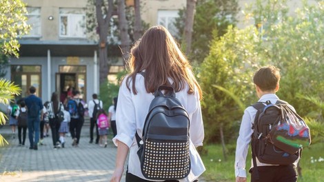 Saj ni res, pa je: zaradi bizarnega razloga je deklica letela iz šole (izključena zaradi ... mame!)