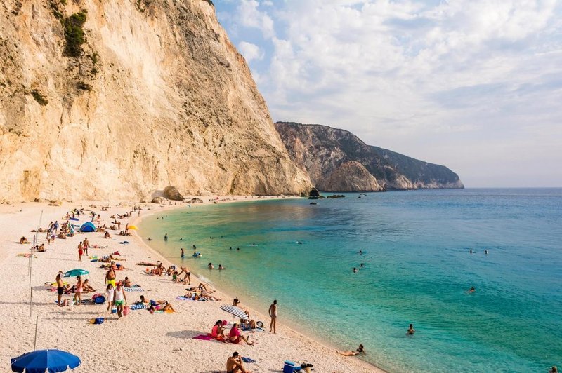 Na priljubljeni plaži naj bi dva moška pretepla in posilila 14-letnico (foto: Profimedia)