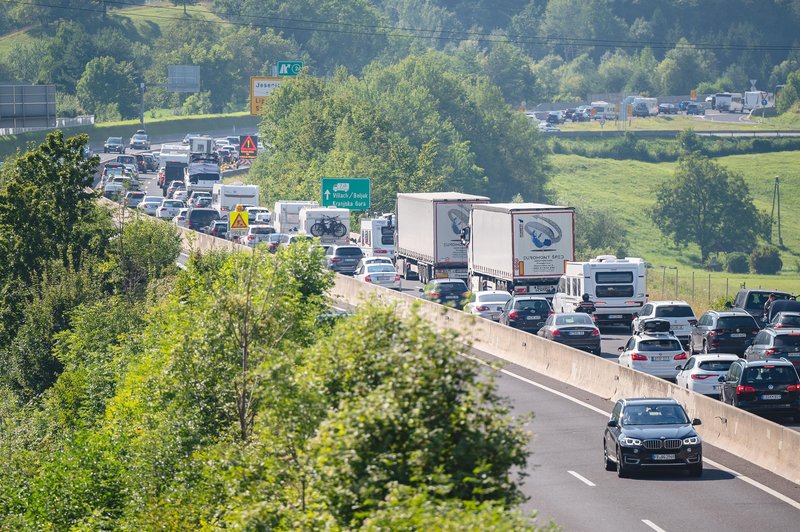 Na cestah znova gneča: v zastoju lahko obtičite na različnih koncih države (preverite, kje) (foto: Nik Bertoncelj/Bobo)