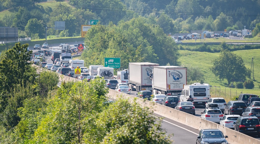 Če boste za konec tedna skočili na morje, se pripravite na zastoje (foto: Nik Bertoncelj/Bobo)