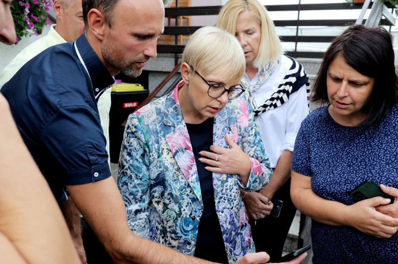 Nataša Pirc Musar ob obisku območja, ki ga je prizadel tornado: "Ni stvari, ki je človeške roke ne bi znale popraviti" (foto: Daniel Novakovič/STA)