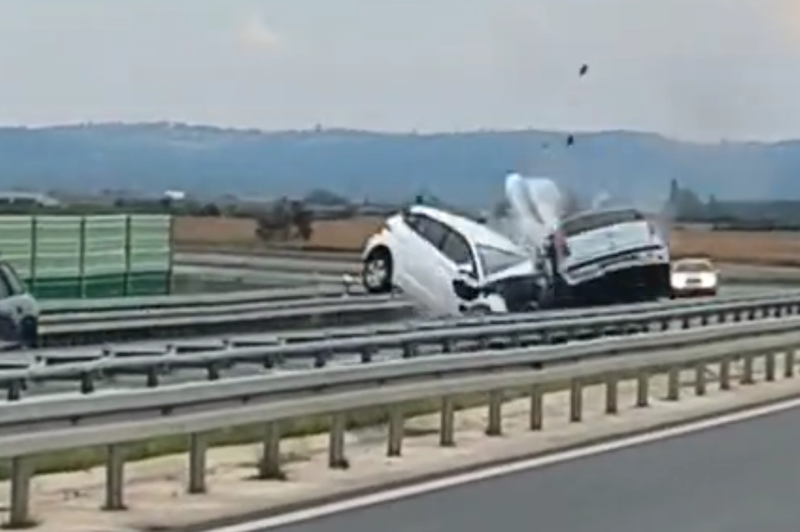 Pretresljiv posnetek hude prometne nesreče: vožnja v napačno smer se je tragično končala (foto: Twitter/OZNA Srbije/posnetek zaslona)