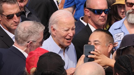 Ni bilo smešno: Biden se neposrečeno in neprimerno 'pošali' med ogledom opustošenja po požarih na otoku Maui