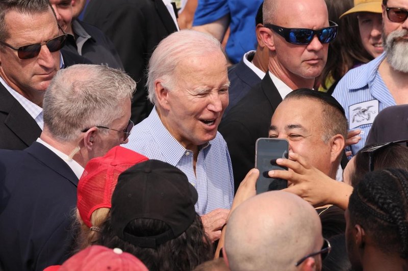 Ni bilo smešno: Biden se neposrečeno in neprimerno 'pošali' med ogledom opustošenja po požarih na otoku Maui (foto: profimedia)