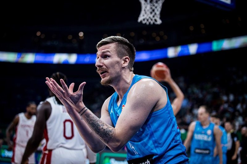 Čisto prava norost mednarodne košarkarske zveze: utrujena in poklapana Slovenija danes spet na parketu, tokrat brez pravega naboja (foto: FIBA)