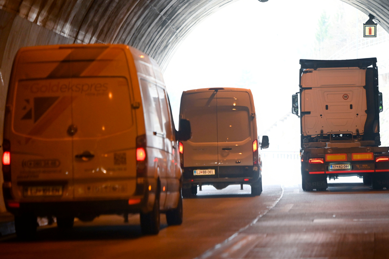 Stanje na cestah: v enem od slovenskih predorov nastaja gneča, na nekaterih odsekih popolne zapore (foto: Žiga Živulovič jr./Bobo)