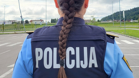 Na Dolenjskem prebivalci napadli policista: na pomoč jima je priskočilo več policijskih patrulj