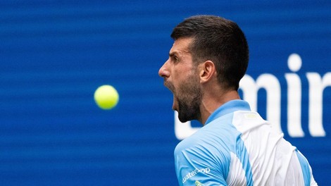 VIDEO: Novak Đoković med tekmo povsem izgubil živce in kričal na navijača (posredovali so varnostniki)