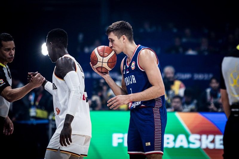 Srbi z vsemi topovi udarili po sodnikih! "Brutalno pokradeni heroji, sramotni sodniki odločili, kdo ..." (VIDEO) (foto: FIBA)