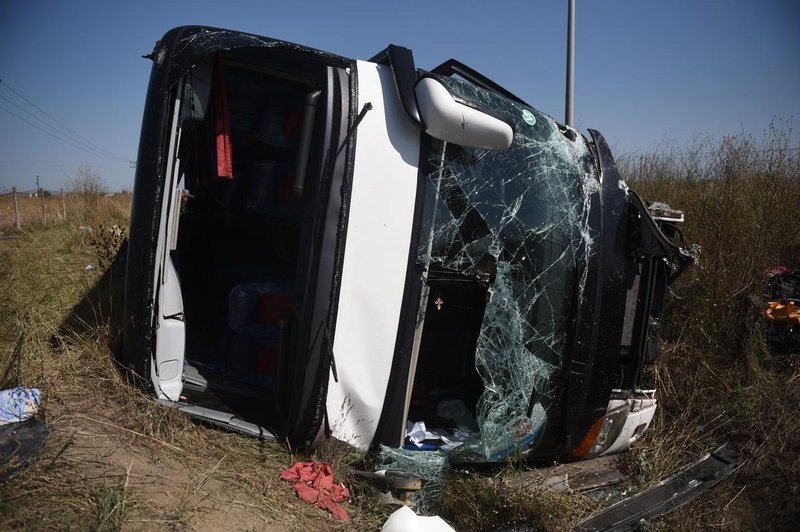 V grozljivi prometni nesreči štiri osebe umrle, kar 53 poškodovanih (policija razkrila podrobnosti) (foto: Profimedia)