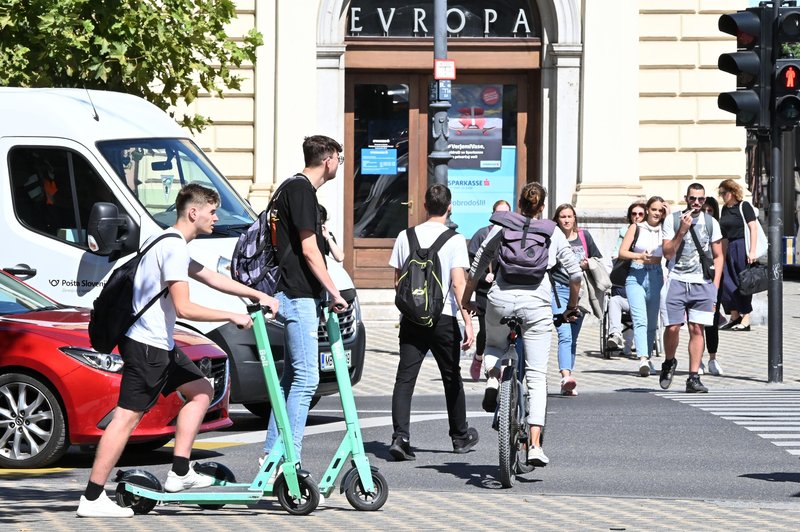 Anarhija v glavnem mestu? "Stanje mirujočega prometa je katastrofa, mestno redarstvo ne uredi popolnoma nič" (foto: Žiga Živulović jr./Bobo)