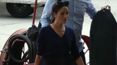 Meghan Markle je prispela v Združeno kraljestvo, a je ostala na letališču