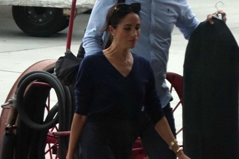 Meghan Markle je prispela v Združeno kraljestvo, a je ostala na letališču (foto: Profimedia)