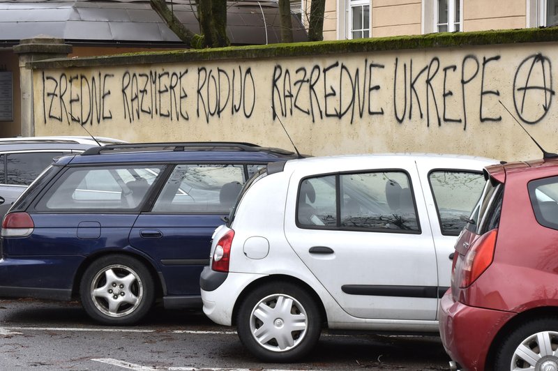 Problem grafitiranja v prestolnici: bi morala mestna občina subvencionirati odstranjevanje grafitov na stavbah v zasebni lasti? (foto: Žiga Živulovič jr./Bobo)