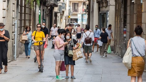 Korona pustoši po priljubljeni turistični destinaciji, med okuženimi tudi premier