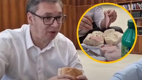 Poceni triki Aleksandra Vučića: pred televizijskimi kamerami "zmazal" sendvič s "pariško" in majonezo. Skoraj ... (VIDEO)