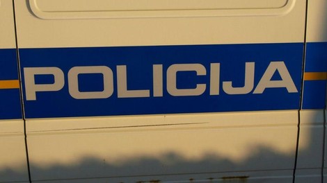 Jutranja drama na avtocesti: vozila prehiteval po desni, ignoriral policiste, potem pa ...