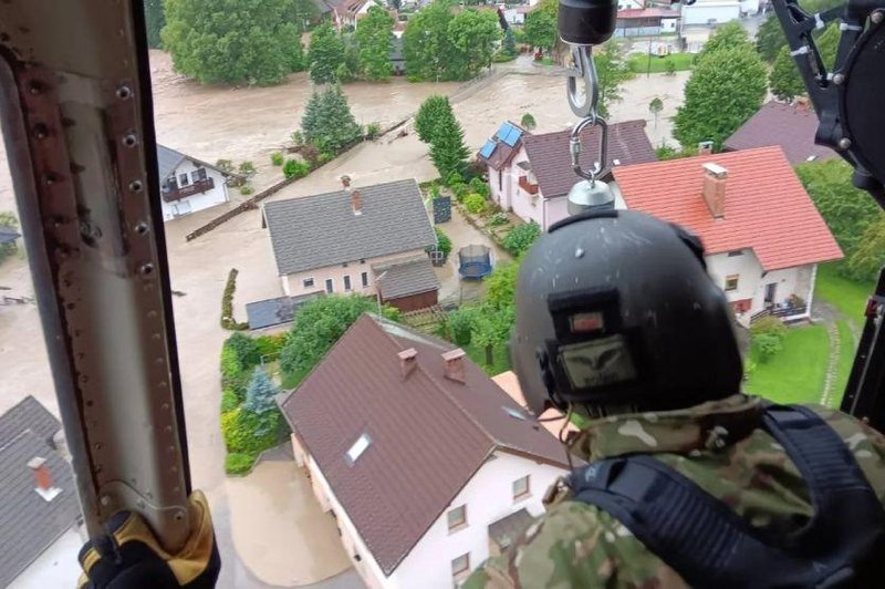 Zares prevarani? Ali zgolj naivni in neprevidni? Številni Slovenci po poplavah besni na zavarovalnice (foto: Slovenska vojska)