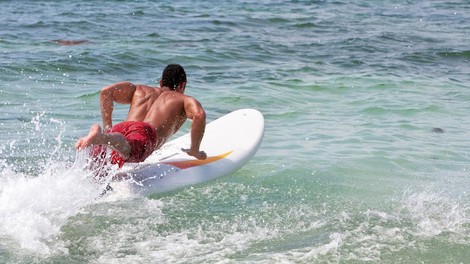 Zaradi pitona v resnih težavah! Ne boste verjeli, kaj je na plaži zakuhal priljubljeni deskar