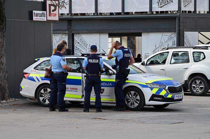 Pohajkoval po mestu ter se znašal nad mimoidočimi: tudi policija ga ni uspela umiriti (foto: Žiga Živulović j.r./Bobo)