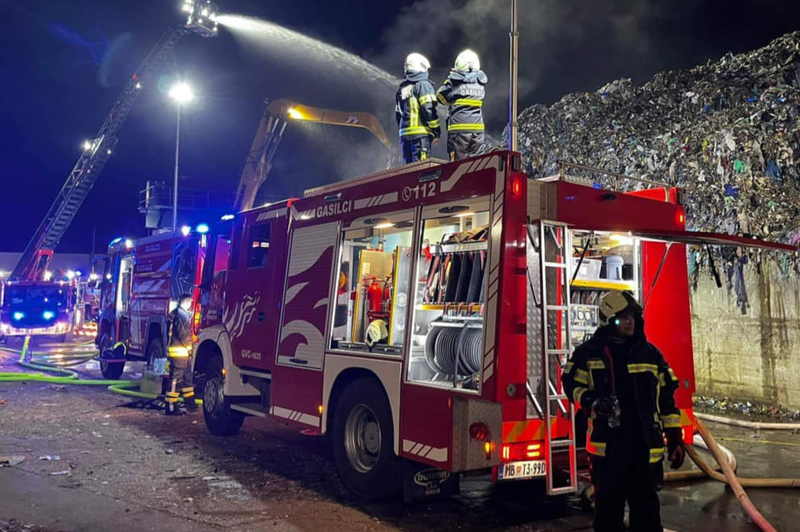 V mariborskem podjetju, kjer hranijo večje količine odpadkov, v sredo zvečer izbruhnil požar (foto: PGD Maribor Pobrežje)