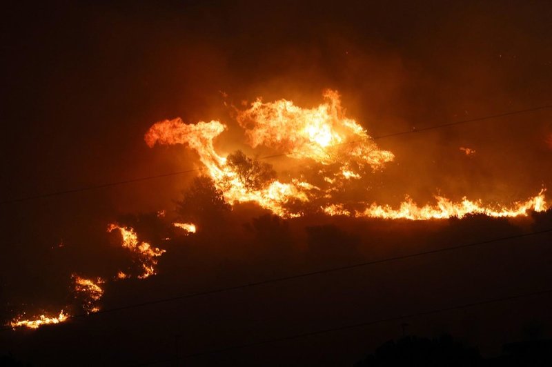 Moč ognjenih zubljev: v območju priljubljenega letovišča požari terjali dve smrtni žrtvi (VIDEO) (foto: Profimedia)