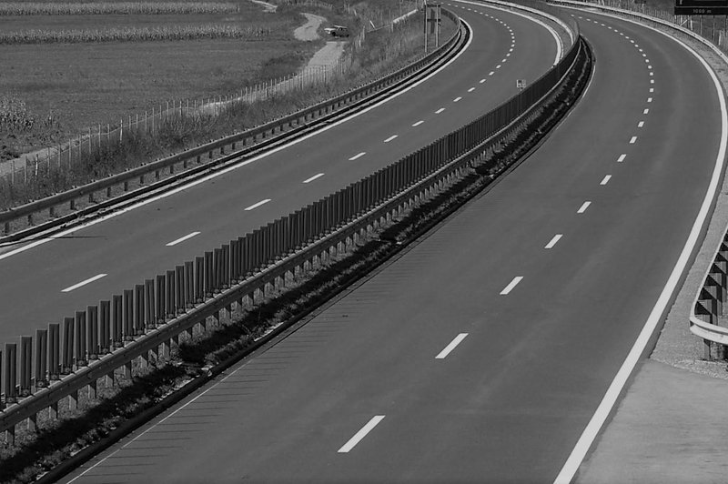 Ob hitri cesti na ograji našli iznakaženo truplo (podrobnosti grozljivega umora tik za slovensko mejo) (foto: Srdjan Zivulovic/Bobo)