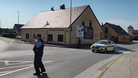 Drama na Ptuju: moški večkrat streljal z balkona, meril je tudi proti policistom, ki so obkolili hišo