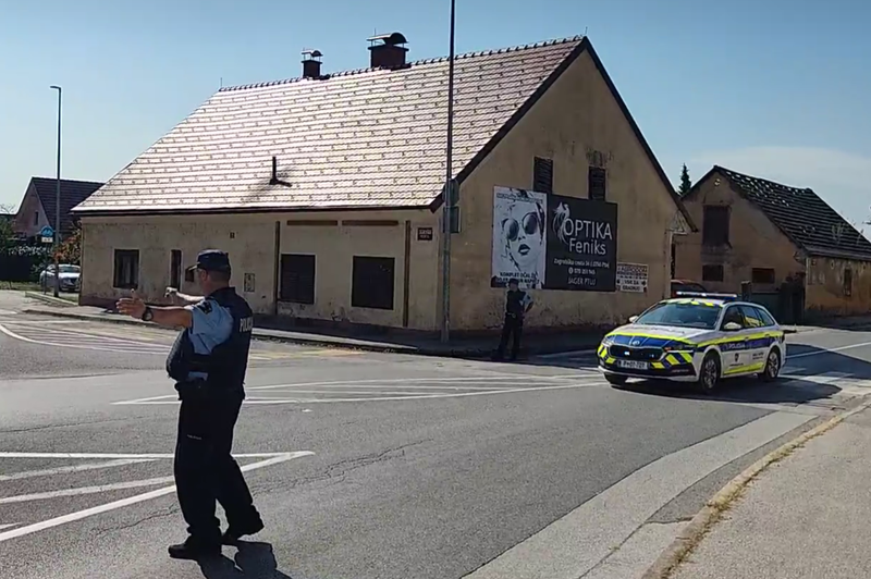 Drama na Ptuju: moški večkrat streljal z balkona, meril je tudi proti policistom, ki so obkolili hišo (foto: Ptujinfo.com/posnetek zaslona)