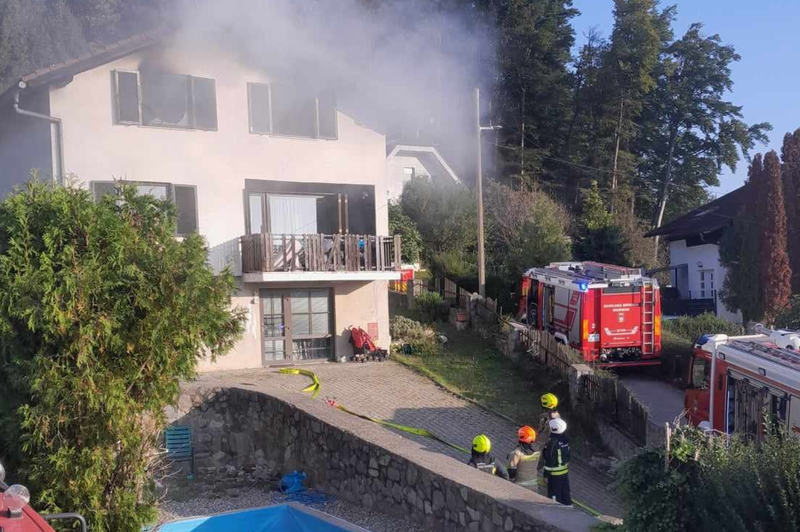 V Zgornjem Dupleku zagorela stanovanjska hiša: dve osebi so odpeljali v bolnišnico (foto: Facebook/Gasilci Dvorjane)