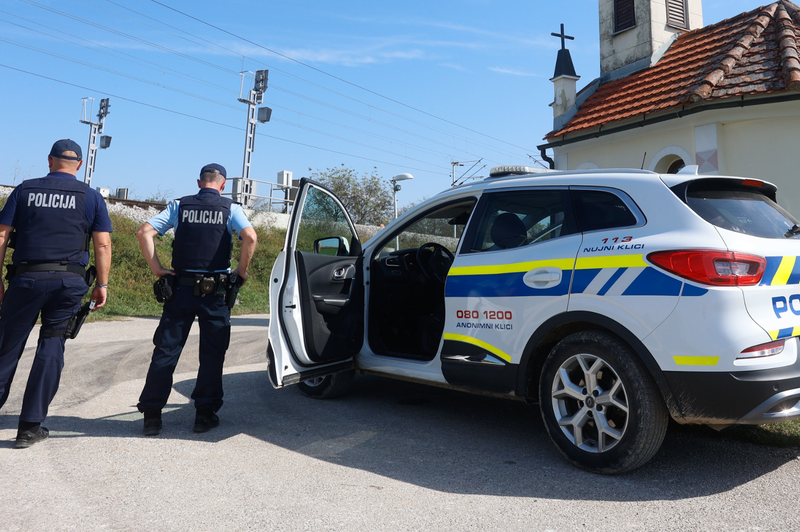 Že od jutra poostren nadzor na meji s Hrvaško: kaj je razlog za povečano prisotnost policije? (foto: Bobo)