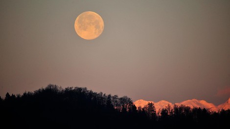 Nocoj bo na nebu zasijala zadnja letošnja superluna (zares bo posebna)