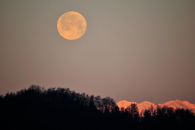 Nocoj bo na nebu zasijala zadnja letošnja superluna (zares bo posebna) (foto: Srdjan Zivulovic/Bobo)