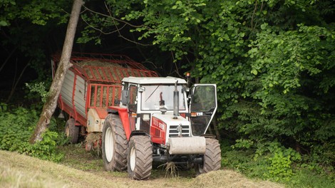 Huda delovna nesreča v gozdu, voznika je stisnil traktor