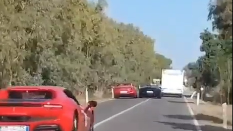 Med prehitevanjem trčila lamborghini in ferrari: slednjega zajeli plameni (VIDEO)