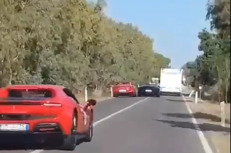 Med prehitevanjem trčila lamborghini in ferrari: slednjega zajeli plameni (VIDEO) (foto: Posnetek zaslona)