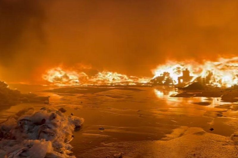 Ognjeni zublji zajeli veliko podjetje: "Občane pozivamo, da zaprejo okna in ne hodijo ven!" (FOTO+VIDEO) (foto: Facebook/posnetek zaslona)